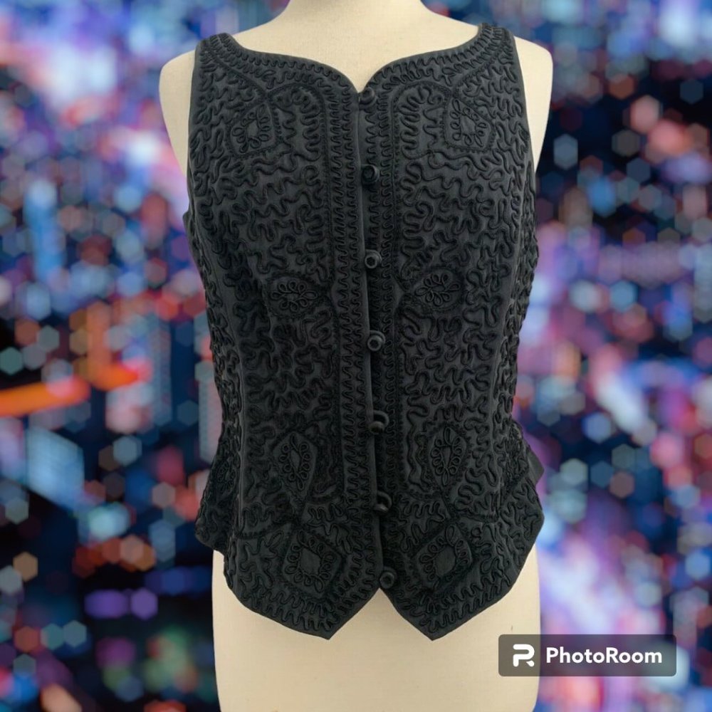 Dana Buchman - Vintage 100% silk vest in black (never worn!)